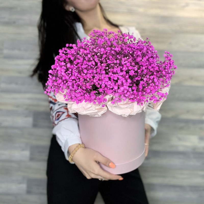 Яркая композиция из гипсофилы в коробке